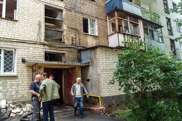 Kharkiv, Ukrayna, 11 Haziran 2025 Kharkiv 'de bir yerleşim yeri bir Rus Şaban uçağı tarafından vuruldu. Hasar çok fazlaydı, birkaç daire yandı ve sayısız pencere yıkıldı..