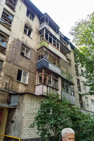 Kharkiv, Ukrayna, 11 Haziran 2025 Kharkiv 'de bir yerleşim yeri bir Rus Şaban uçağı tarafından vuruldu. Hasar çok fazlaydı, birkaç daire yandı ve sayısız pencere yıkıldı..