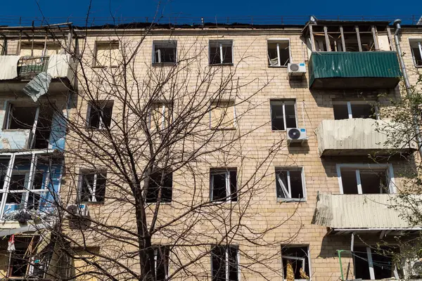 Kharkiv, Ukrayna, 11 Haziran 2025 Kharkiv 'de bir yerleşim yeri bir Rus Şaban uçağı tarafından vuruldu. Hasar çok fazlaydı, birkaç daire yandı ve sayısız pencere yıkıldı..