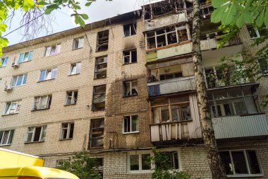 Kharkiv, Ukrayna, 11 Haziran 2025 Kharkiv 'de bir yerleşim yeri bir Rus Şaban uçağı tarafından vuruldu. Hasar çok fazlaydı, birkaç daire yandı ve sayısız pencere yıkıldı..