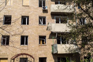 Kharkiv, Ukrayna, 11 Haziran 2025 Kharkiv 'de bir yerleşim yeri bir Rus Şaban uçağı tarafından vuruldu. Hasar çok fazlaydı, birkaç daire yandı ve sayısız pencere yıkıldı..