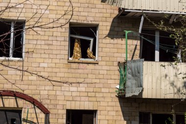 Kharkiv, Ukrayna, 11 Haziran 2025 Kharkiv 'de bir yerleşim yeri bir Rus Şaban uçağı tarafından vuruldu. Hasar çok fazlaydı, birkaç daire yandı ve sayısız pencere yıkıldı..