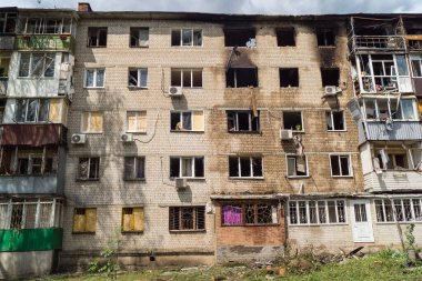 Kharkiv, Ukrayna, 11 Haziran 2025 Kharkiv 'de bir yerleşim yeri bir Rus Şaban uçağı tarafından vuruldu. Hasar çok fazlaydı, birkaç daire yandı ve sayısız pencere yıkıldı..
