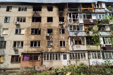 Kharkiv, Ukrayna, 11 Haziran 2025 Kharkiv 'de bir yerleşim yeri bir Rus Şaban uçağı tarafından vuruldu. Hasar çok fazlaydı, birkaç daire yandı ve sayısız pencere yıkıldı..