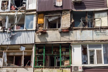 Kharkiv, Ukrayna, 11 Haziran 2025 Kharkiv 'de bir yerleşim yeri bir Rus Şaban uçağı tarafından vuruldu. Hasar çok fazlaydı, birkaç daire yandı ve sayısız pencere yıkıldı..