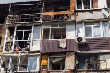 Kharkiv, Ukrayna, 11 Haziran 2025 Kharkiv 'de bir yerleşim yeri bir Rus Şaban uçağı tarafından vuruldu. Hasar çok fazlaydı, birkaç daire yandı ve sayısız pencere yıkıldı..