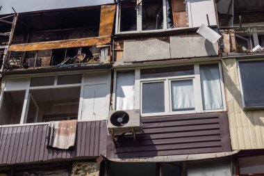 Kharkiv, Ukrayna, 11 Haziran 2025 Kharkiv 'de bir yerleşim yeri bir Rus Şaban uçağı tarafından vuruldu. Hasar çok fazlaydı, birkaç daire yandı ve sayısız pencere yıkıldı..