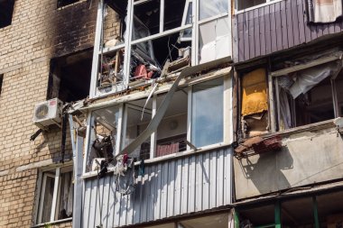 Kharkiv, Ukrayna, 11 Haziran 2025 Kharkiv 'de bir yerleşim yeri bir Rus Şaban uçağı tarafından vuruldu. Hasar çok fazlaydı, birkaç daire yandı ve sayısız pencere yıkıldı..