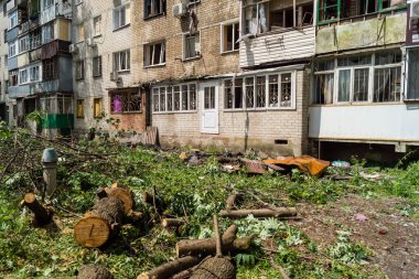 Kharkiv, Ukrayna, 11 Haziran 2025 Kharkiv 'de bir yerleşim yeri bir Rus Şaban uçağı tarafından vuruldu. Hasar çok fazlaydı, birkaç daire yandı ve sayısız pencere yıkıldı..