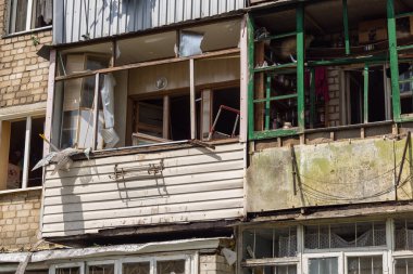 Kharkiv, Ukrayna, 11 Haziran 2025 Kharkiv 'de bir yerleşim yeri bir Rus Şaban uçağı tarafından vuruldu. Hasar çok fazlaydı, birkaç daire yandı ve sayısız pencere yıkıldı..