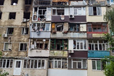 Kharkiv, Ukrayna, 11 Haziran 2025 Kharkiv 'de bir yerleşim yeri bir Rus Şaban uçağı tarafından vuruldu. Hasar çok fazlaydı, birkaç daire yandı ve sayısız pencere yıkıldı..