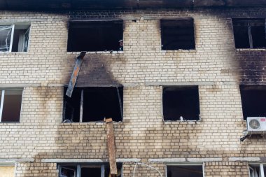 Kharkiv, Ukrayna, 11 Haziran 2025 Kharkiv 'de bir yerleşim yeri bir Rus Şaban uçağı tarafından vuruldu. Hasar çok fazlaydı, birkaç daire yandı ve sayısız pencere yıkıldı..