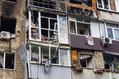 Kharkiv, Ukrayna, 11 Haziran 2025 Kharkiv 'de bir yerleşim yeri bir Rus Şaban uçağı tarafından vuruldu. Hasar çok fazlaydı, birkaç daire yandı ve sayısız pencere yıkıldı..