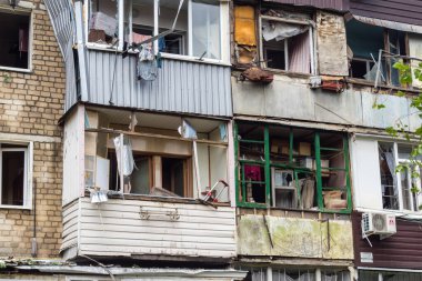 Kharkiv, Ukrayna, 11 Haziran 2025 Kharkiv 'de bir yerleşim yeri bir Rus Şaban uçağı tarafından vuruldu. Hasar çok fazlaydı, birkaç daire yandı ve sayısız pencere yıkıldı..