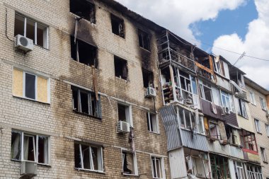 Kharkiv, Ukrayna, 11 Haziran 2025 Kharkiv 'de bir yerleşim yeri bir Rus Şaban uçağı tarafından vuruldu. Hasar çok fazlaydı, birkaç daire yandı ve sayısız pencere yıkıldı..