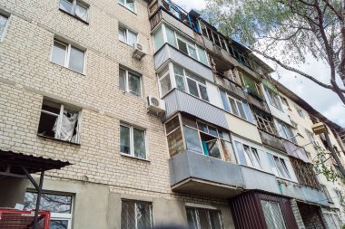 Kharkiv, Ukrayna, 11 Haziran 2025 Kharkiv 'de bir yerleşim yeri bir Rus Şaban uçağı tarafından vuruldu. Hasar çok fazlaydı, birkaç daire yandı ve sayısız pencere yıkıldı..