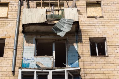 Kharkiv, Ukrayna, 11 Haziran 2025 Kharkiv 'de bir yerleşim yeri bir Rus Şaban uçağı tarafından vuruldu. Hasar çok fazlaydı, birkaç daire yandı ve sayısız pencere yıkıldı..