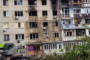 Kharkiv, Ukrayna, 11 Haziran 2025 Kharkiv 'de bir yerleşim yeri bir Rus Şaban uçağı tarafından vuruldu. Hasar çok fazlaydı, birkaç daire yandı ve sayısız pencere yıkıldı..