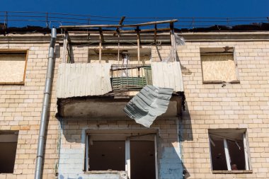 Kharkiv, Ukrayna, 11 Haziran 2025 Kharkiv 'de bir yerleşim yeri bir Rus Şaban uçağı tarafından vuruldu. Hasar çok fazlaydı, birkaç daire yandı ve sayısız pencere yıkıldı..