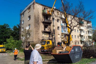 Kharkiv, Ukrayna, 11 Haziran 2025 Kharkiv 'de bir yerleşim yeri bir Rus Şaban uçağı tarafından vuruldu. Hasar çok fazlaydı, birkaç daire yandı ve sayısız pencere yıkıldı..