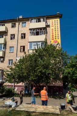 Kharkiv, Ukrayna, 11 Haziran 2025 Kharkiv 'de bir yerleşim yeri bir Rus Şaban uçağı tarafından vuruldu. Hasar çok fazlaydı, birkaç daire yandı ve sayısız pencere yıkıldı..