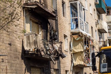 Kharkiv, Ukrayna, 11 Haziran 2025 Kharkiv 'de bir yerleşim yeri bir Rus Şaban uçağı tarafından vuruldu. Hasar çok fazlaydı, birkaç daire yandı ve sayısız pencere yıkıldı..