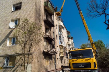 Kharkiv, Ukrayna, 11 Haziran 2025 Kharkiv 'de bir yerleşim yeri bir Rus Şaban uçağı tarafından vuruldu. Hasar çok fazlaydı, birkaç daire yandı ve sayısız pencere yıkıldı..