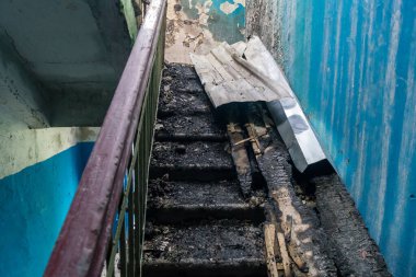 Kharkiv, Ukrayna, 11 Haziran 2025. Harkiv 'de tamamen yanmış bir apartman dairesinde iki Rus Shahed İHA' sının saldırısına uğramış bir manzara. Hasar çok büyüktü..