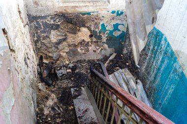 Kharkiv, Ukrayna, 11 Haziran 2025. Harkiv 'de tamamen yanmış bir apartman dairesinde iki Rus Shahed İHA' sının saldırısına uğramış bir manzara. Hasar çok büyüktü..