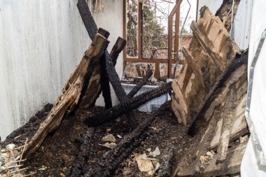 Kharkiv, Ukrayna, 11 Haziran 2025. Harkiv 'de tamamen yanmış bir apartman dairesinde iki Rus Shahed İHA' sının saldırısına uğramış bir manzara. Hasar çok büyüktü..