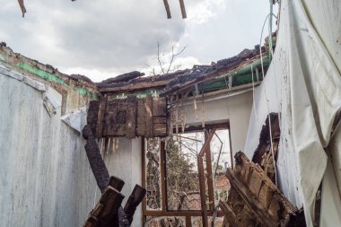 Kharkiv, Ukrayna, 11 Haziran 2025. Harkiv 'de tamamen yanmış bir apartman dairesinde iki Rus Shahed İHA' sının saldırısına uğramış bir manzara. Hasar çok büyüktü..
