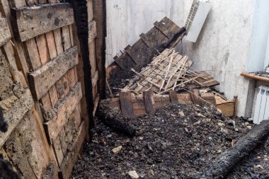 Kharkiv, Ukrayna, 11 Haziran 2025. Harkiv 'de tamamen yanmış bir apartman dairesinde iki Rus Shahed İHA' sının saldırısına uğramış bir manzara. Hasar çok büyüktü..