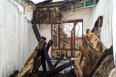 Kharkiv, Ukrayna, 11 Haziran 2025. Harkiv 'de tamamen yanmış bir apartman dairesinde iki Rus Shahed İHA' sının saldırısına uğramış bir manzara. Hasar çok büyüktü..