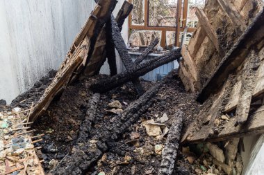 Kharkiv, Ukrayna, 11 Haziran 2025. Harkiv 'de tamamen yanmış bir apartman dairesinde iki Rus Shahed İHA' sının saldırısına uğramış bir manzara. Hasar çok büyüktü..