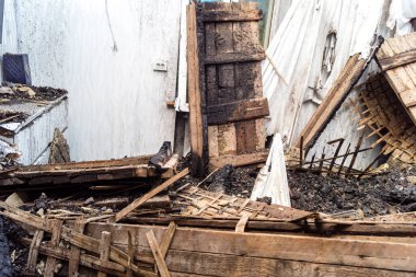 Kharkiv, Ukrayna, 11 Haziran 2025. Harkiv 'de tamamen yanmış bir apartman dairesinde iki Rus Shahed İHA' sının saldırısına uğramış bir manzara. Hasar çok büyüktü..