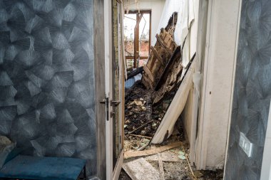 Kharkiv, Ukrayna, 11 Haziran 2025. Harkiv 'de tamamen yanmış bir apartman dairesinde iki Rus Shahed İHA' sının saldırısına uğramış bir manzara. Hasar çok büyüktü..