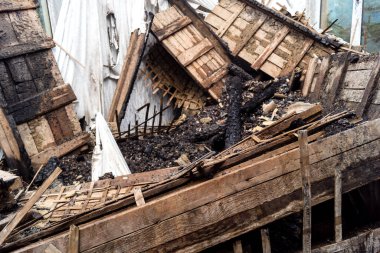 Kharkiv, Ukrayna, 11 Haziran 2025. Harkiv 'de tamamen yanmış bir apartman dairesinde iki Rus Shahed İHA' sının saldırısına uğramış bir manzara. Hasar çok büyüktü..