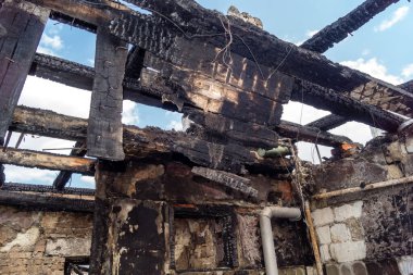 Kharkiv, Ukrayna, 11 Haziran 2025. Harkiv 'de tamamen yanmış bir apartman dairesinde iki Rus Shahed İHA' sının saldırısına uğramış bir manzara. Hasar çok büyüktü..