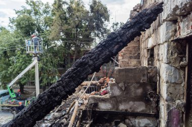 Kharkiv, Ukrayna, 11 Haziran 2025. Harkiv 'de tamamen yanmış bir apartman dairesinde iki Rus Shahed İHA' sının saldırısına uğramış bir manzara. Hasar çok büyüktü..