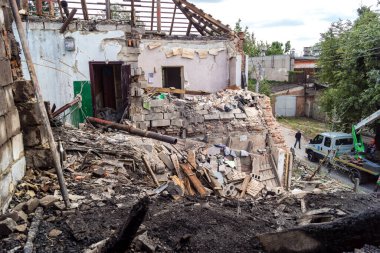 Kharkiv, Ukrayna, 11 Haziran 2025. Harkiv 'de tamamen yanmış bir apartman dairesinde iki Rus Shahed İHA' sının saldırısına uğramış bir manzara. Hasar çok büyüktü..