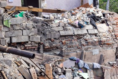 Kharkiv, Ukrayna, 11 Haziran 2025. Harkiv 'de tamamen yanmış bir apartman dairesinde iki Rus Shahed İHA' sının saldırısına uğramış bir manzara. Hasar çok büyüktü..