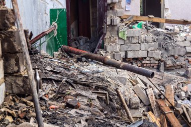 Kharkiv, Ukrayna, 11 Haziran 2025. Harkiv 'de tamamen yanmış bir apartman dairesinde iki Rus Shahed İHA' sının saldırısına uğramış bir manzara. Hasar çok büyüktü..