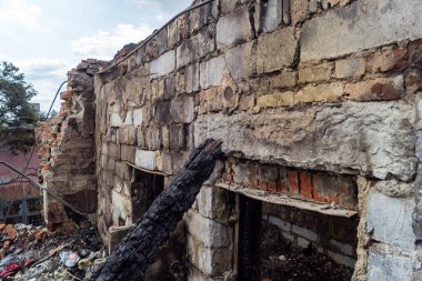 Kharkiv, Ukrayna, 11 Haziran 2025. Harkiv 'de tamamen yanmış bir apartman dairesinde iki Rus Shahed İHA' sının saldırısına uğramış bir manzara. Hasar çok büyüktü..