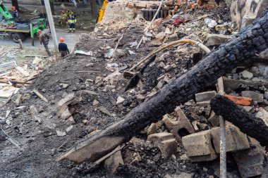 Kharkiv, Ukrayna, 11 Haziran 2025. Harkiv 'de tamamen yanmış bir apartman dairesinde iki Rus Shahed İHA' sının saldırısına uğramış bir manzara. Hasar çok büyüktü..