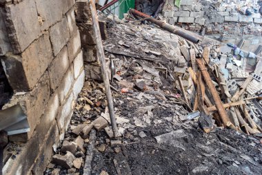 Kharkiv, Ukrayna, 11 Haziran 2025. Harkiv 'de tamamen yanmış bir apartman dairesinde iki Rus Shahed İHA' sının saldırısına uğramış bir manzara. Hasar çok büyüktü..