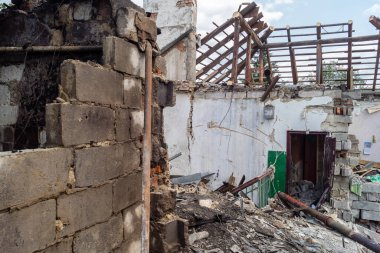 Kharkiv, Ukrayna, 11 Haziran 2025. Harkiv 'de tamamen yanmış bir apartman dairesinde iki Rus Shahed İHA' sının saldırısına uğramış bir manzara. Hasar çok büyüktü..