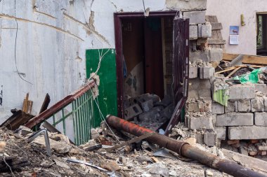 Kharkiv, Ukrayna, 11 Haziran 2025. Harkiv 'de tamamen yanmış bir apartman dairesinde iki Rus Shahed İHA' sının saldırısına uğramış bir manzara. Hasar çok büyüktü..