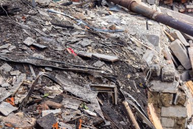 Kharkiv, Ukrayna, 11 Haziran 2025. Harkiv 'de tamamen yanmış bir apartman dairesinde iki Rus Shahed İHA' sının saldırısına uğramış bir manzara. Hasar çok büyüktü..