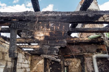 Kharkiv, Ukrayna, 11 Haziran 2025. Harkiv 'de tamamen yanmış bir apartman dairesinde iki Rus Shahed İHA' sının saldırısına uğramış bir manzara. Hasar çok büyüktü..