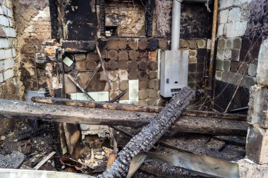 Kharkiv, Ukrayna, 11 Haziran 2025. Harkiv 'de tamamen yanmış bir apartman dairesinde iki Rus Shahed İHA' sının saldırısına uğramış bir manzara. Hasar çok büyüktü..